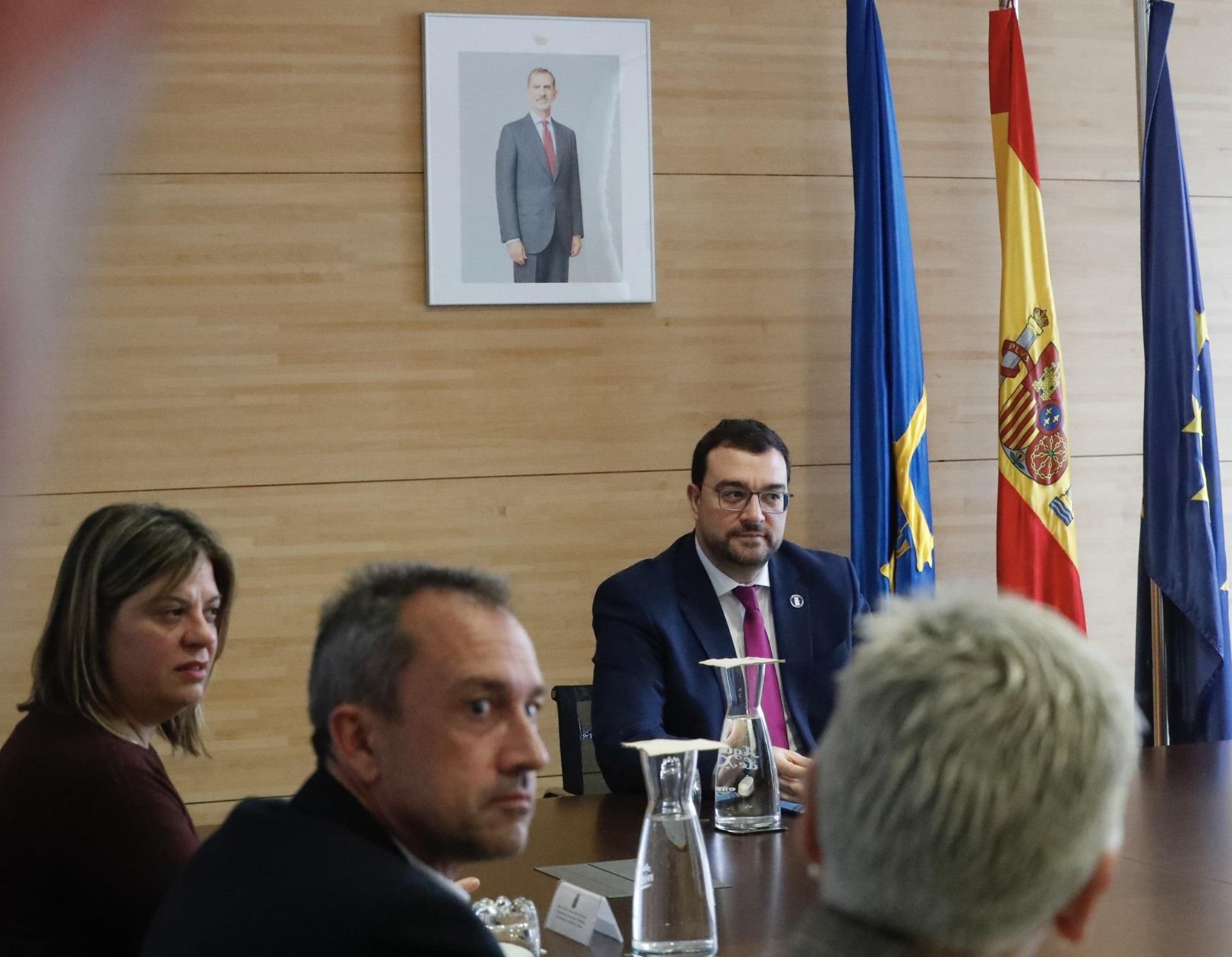 Ovidio Zapico, de IU, y el socialista Barbón, en el centro, este lunes en el Consejo de Gobierno de Asturias.