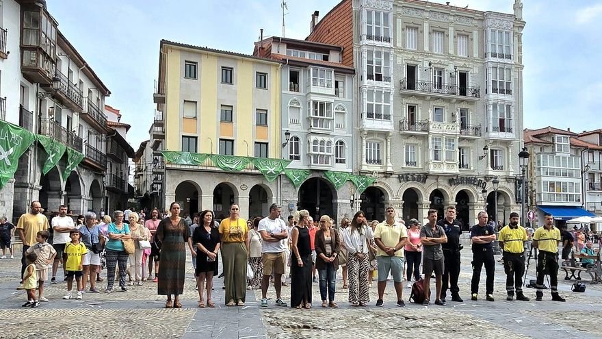 Minuto de silencio en Castro Urdiales por el fallecimiento del menor de 12 años que cayó en una zona rocosa de Cotolino