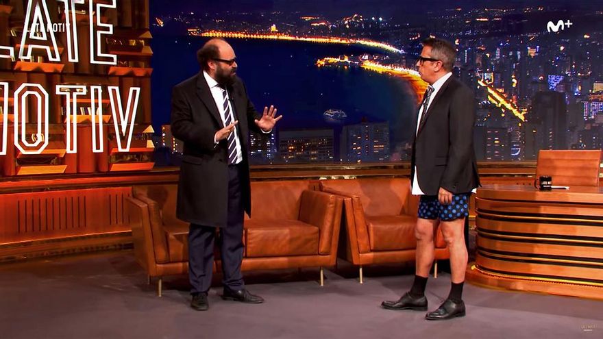 Buenafuente se quita los pantalones para recibir a Ignatius Farray en 'Late Motiv'