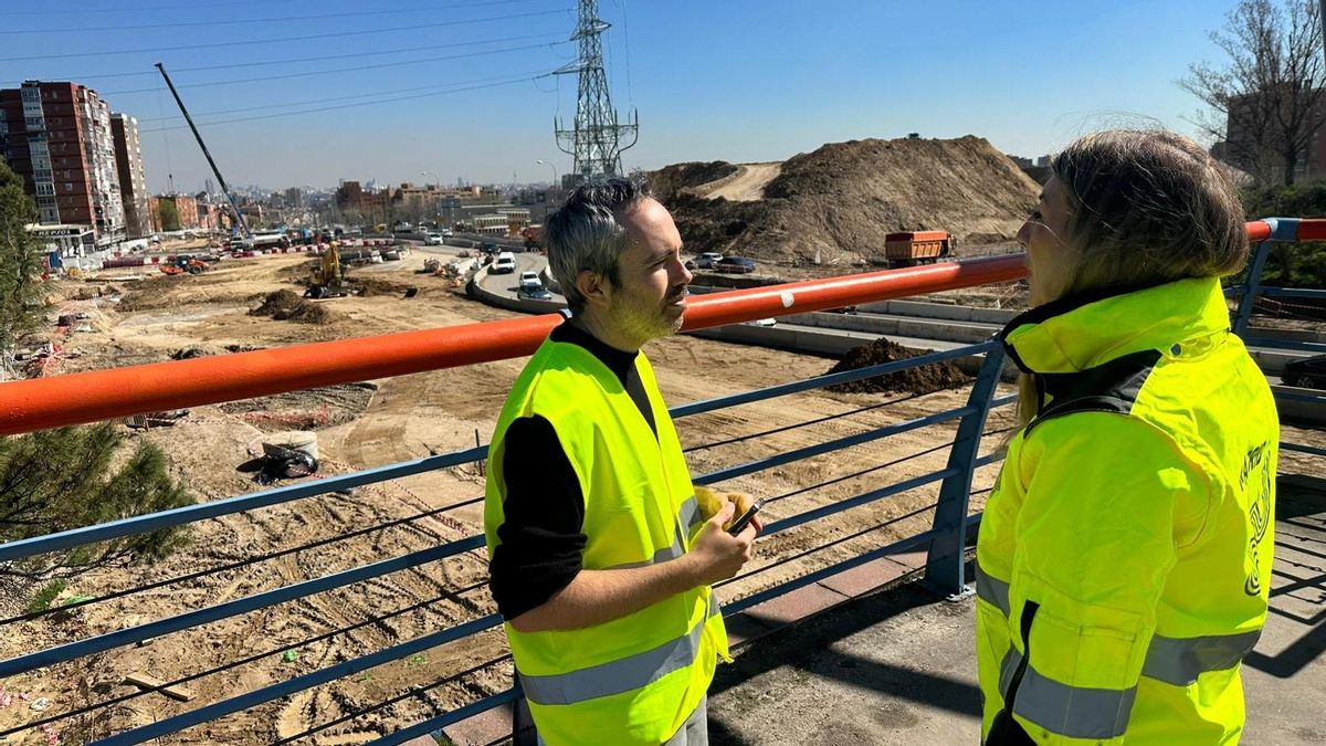 Un momento de la visita por las obras de la A-5 junto a Lola Ortiz
