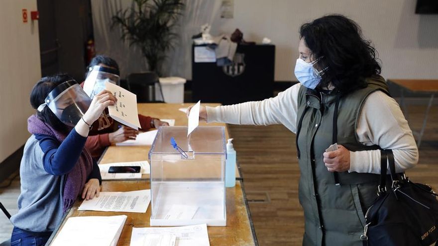Una ciudadana vota en una de las mesas electorales de Catalunya.