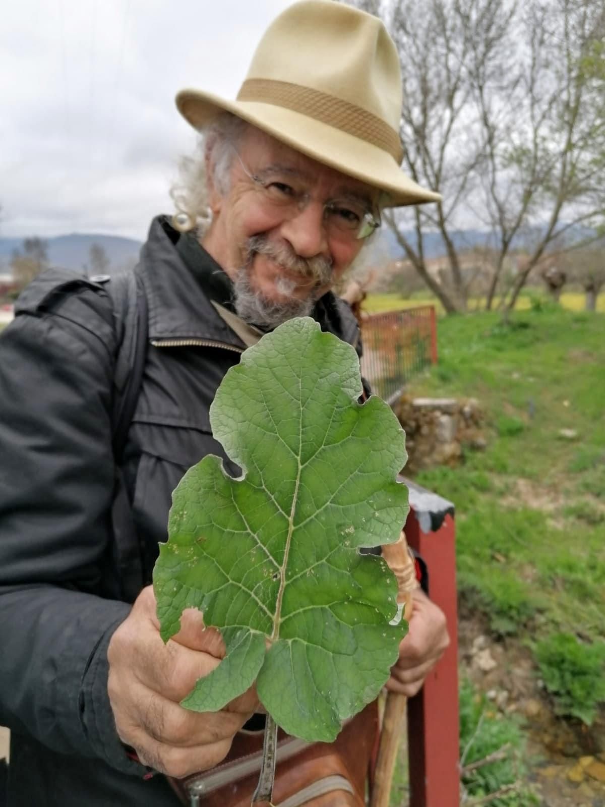 La vida de Juan Plantas es un viaje de síntesis entre la sabiduría ancestral de los pueblos indígenas y los lenguajes contemporáneos del conocimiento.