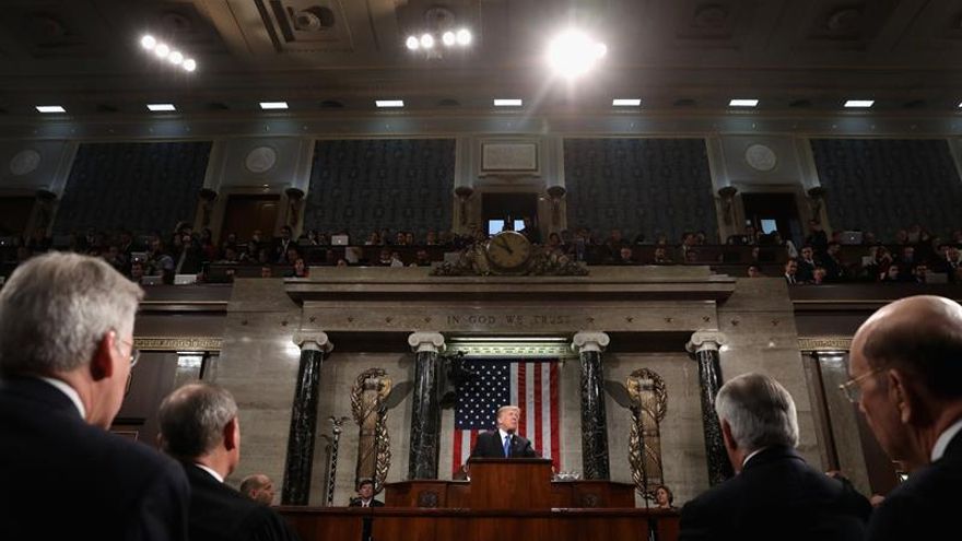 Trump acusa a los demócratas de "traición" por no aplaudir en su discurso del el Estado de la Unión