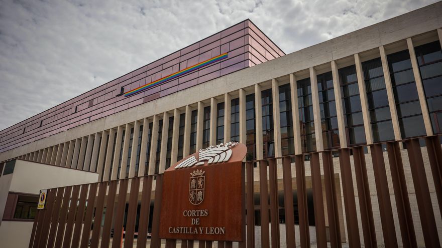 El presidente de las Cortes de Castilla y León, de Vox, exige al PSOE retirar “sin dilación” la bandera LGTBI