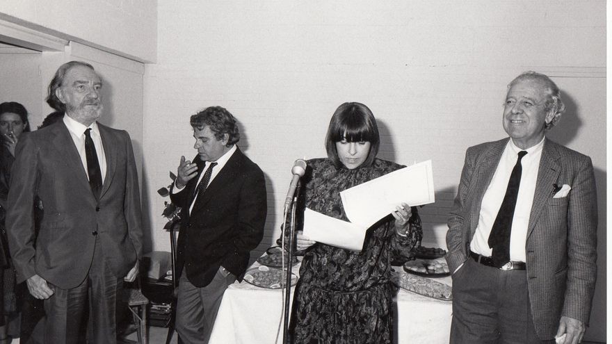 Reunión del jurado del premio La Sonrisa Vertical , de la editorial Tusquets, en los años ochenta. De izquierda a derecha: El actor Fernando Fernán Gómez, el escritor Juan Marsé, la editora Beatriz de Moura y Luis García-Berlanga.