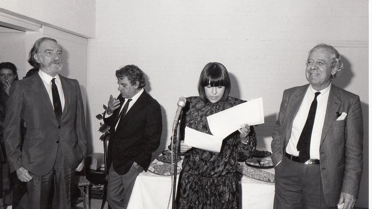 Reunión del jurado del premio La Sonrisa Vertical, de la editorial Tusquets, en los años ochenta. De izquierda a derecha: El actor Fernando Fernán Gómez, el escritor Juan Marsé, la editora Beatriz de Moura y Luis García-Berlanga