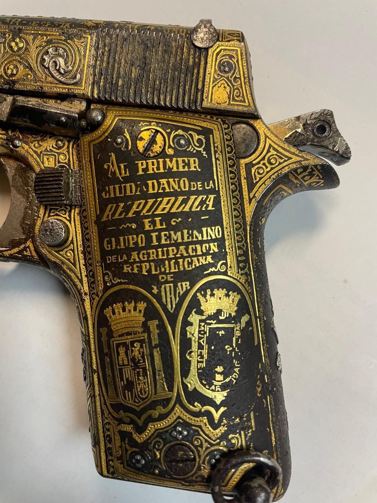 La cacha de la pistola, en la que se lee Al primer ciudadano de la República. El grupo femenino de la Agrupación Republicana de Eibar