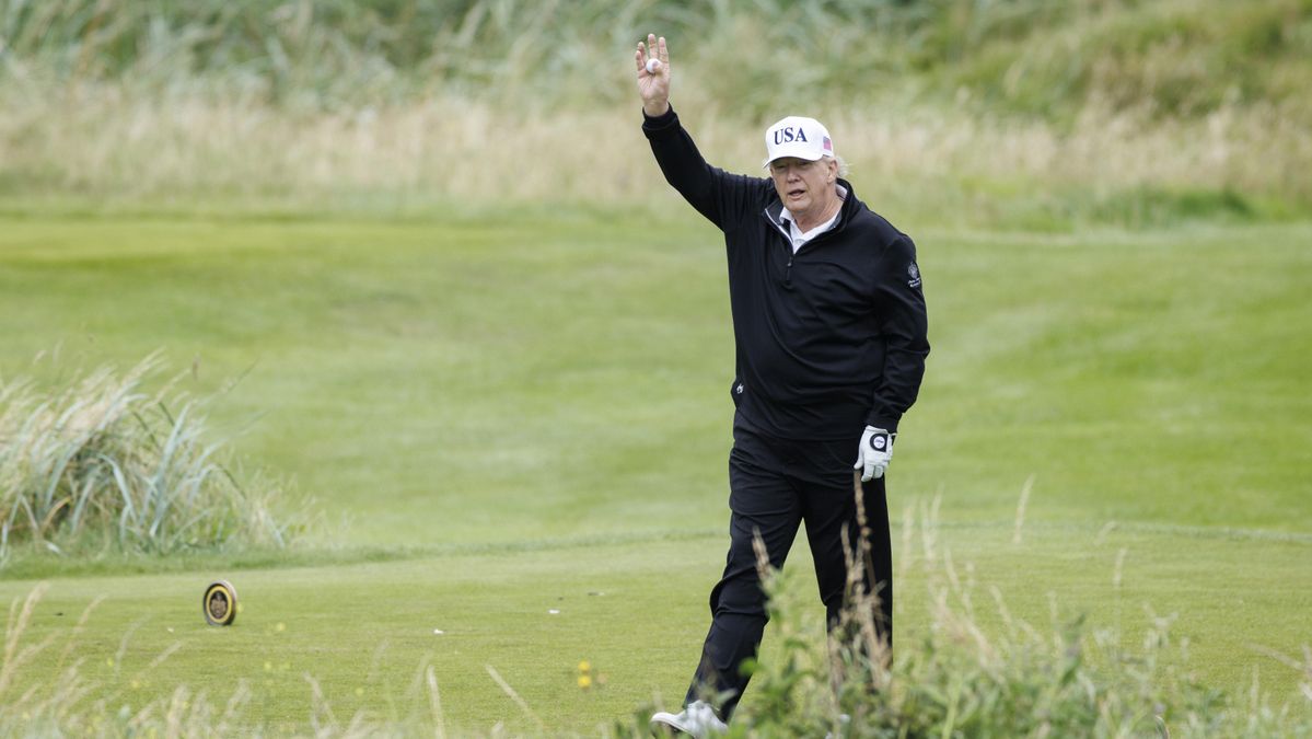El presidente de EE.UU. Donald J. Trump hace un gesto mientras habla con los medios en su campo de golf en Turnberry (Escocia), antes de cerrar el acuerdo arancelario con la presidenta de la Comisión Europea, Ursula von der Leyen, este domingo 27 de julio de 2025.