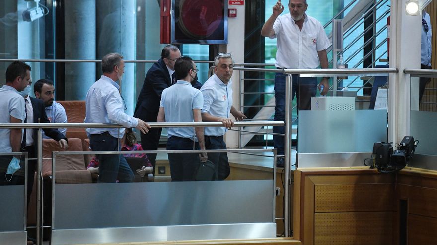 Ayuso saca adelante la ley de los VTC gracias a Vox  y los taxistas son expulsados de la Asamblea