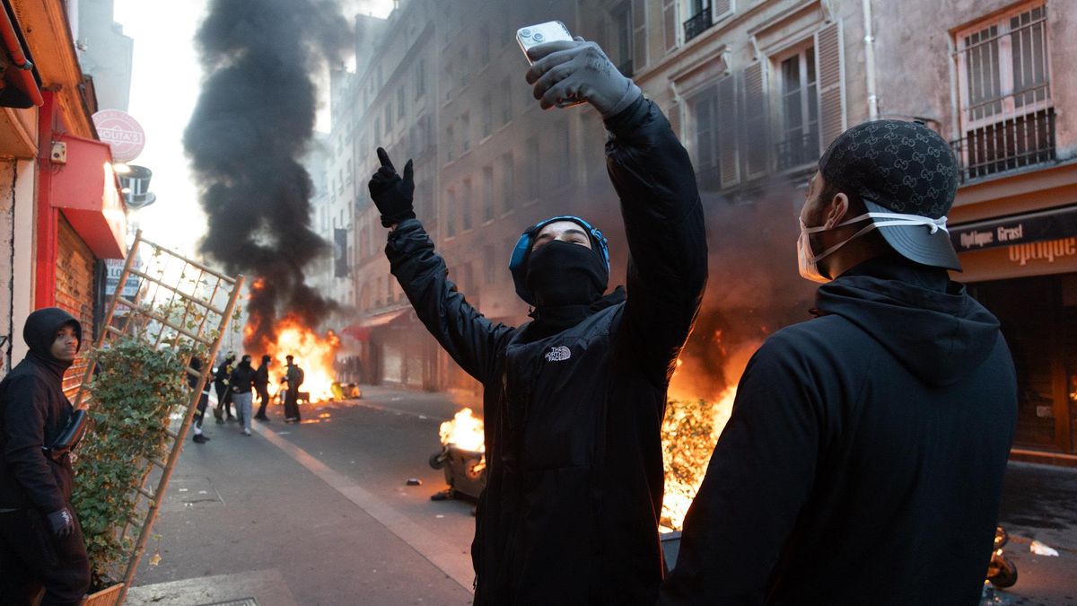 Protagonistas de los disturbios se hacen fotos cerca de la Place de la République en París el 18 de octubre.