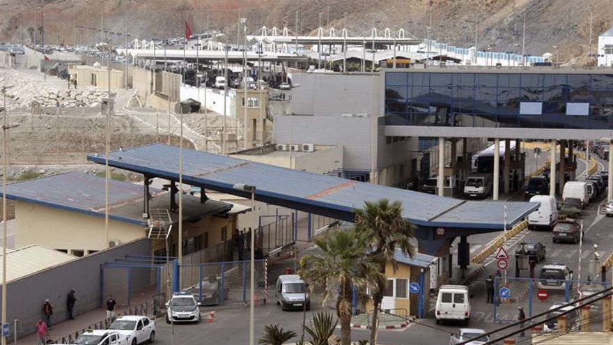 La frontera del Tarajal en Ceuta, colapsada por más de 200 vehículos