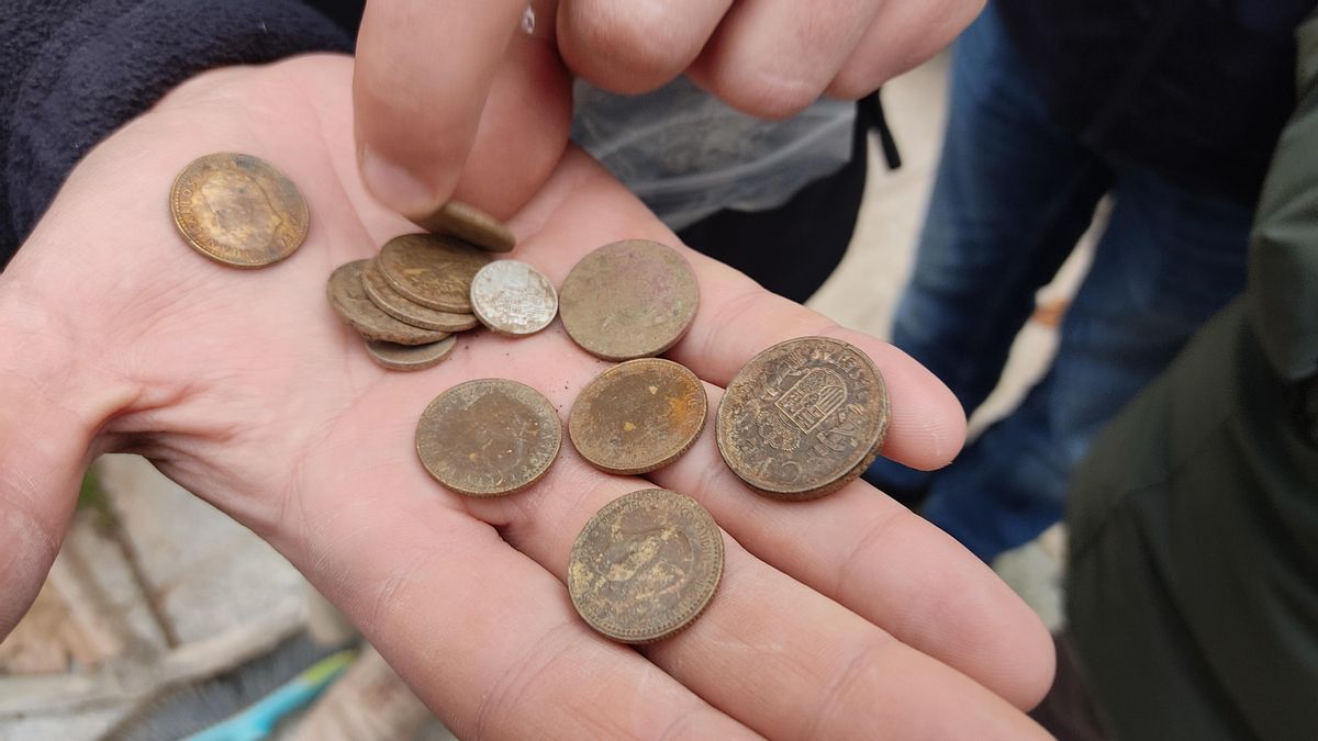 Monedas halladas en el refugio.