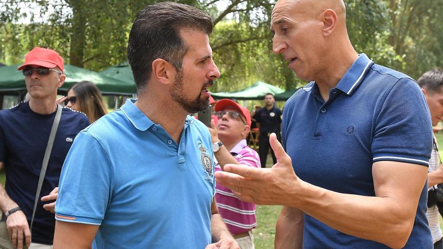 Luis Tudanca y José Antonio Diez en la Fiesta de la Rosa de León ciudad. // Peio García / ICAL