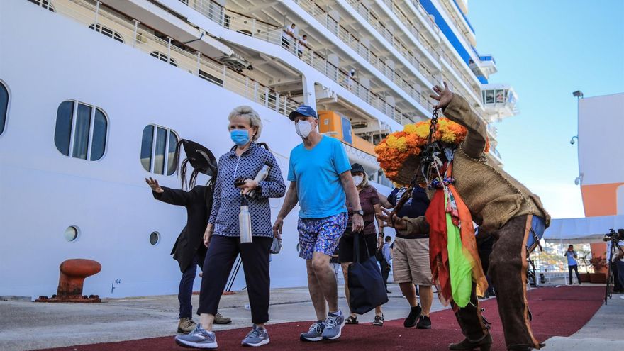 Turistas durante su llegada al puerto de Acapulco, hoy en el crucero MS Seven Seas Explorer, en el balneario de Acapulco estado de Guerrero.