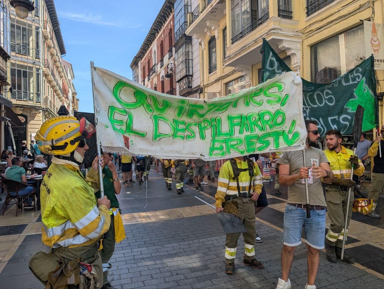 Protesta en León contra la gestión de la Junta de los incendios forestales de este verano.