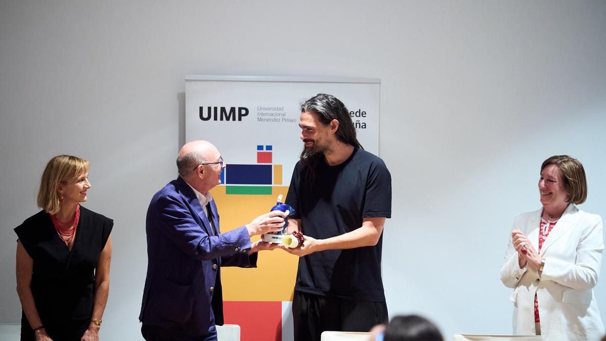 Óliver Laxe recibe con "especial ilusión" el XVII galardón a la 'Cinematografía' de la UIMP por su trayectoria