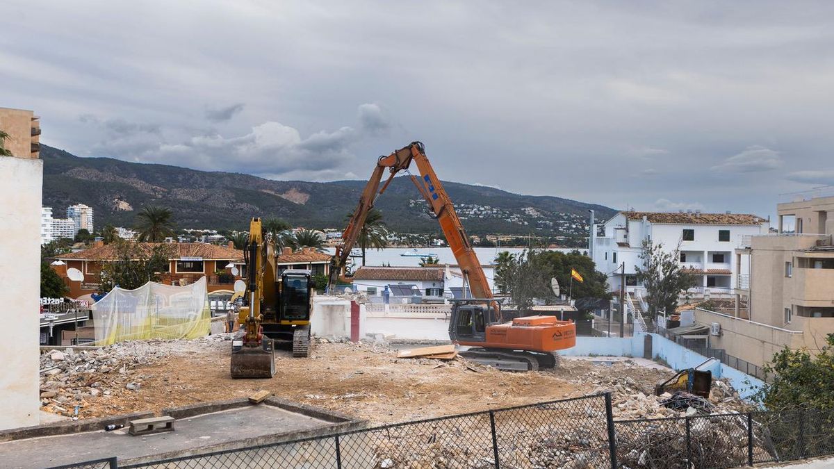 Una grúa culmina la demolición del Hotel Teix durante la primera semana de diciembre.