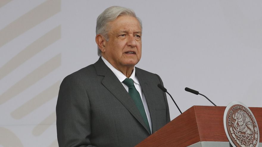 El 56 % de mexicanos votaría que López Obrador siga en el cargo, según sondeo