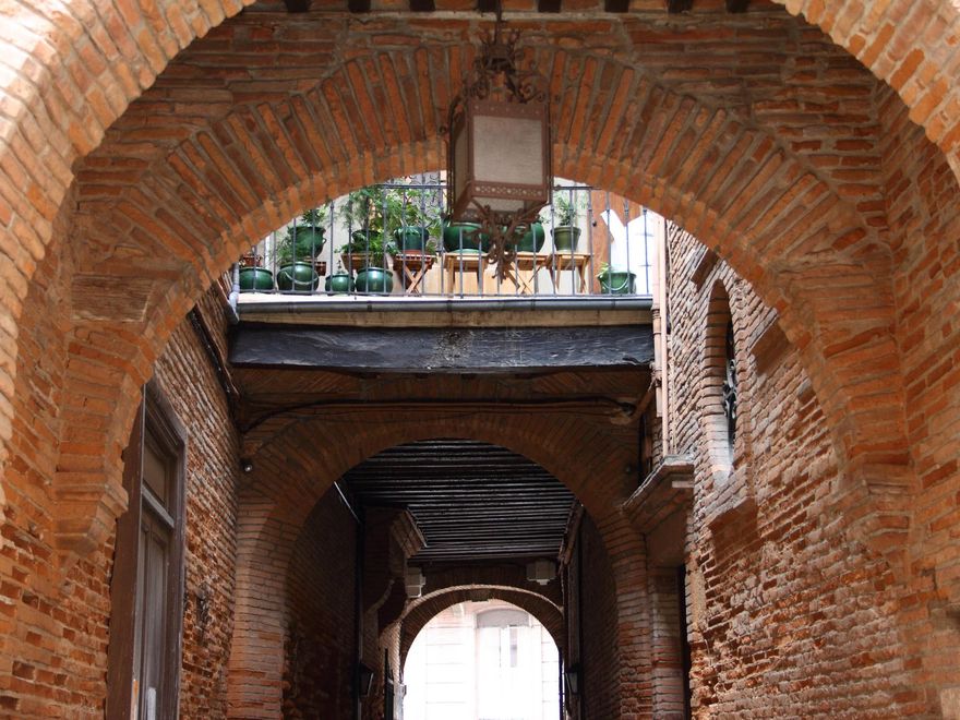 Calles de Esquirol. El casco histórico de Toulouse es un ejemplo del uso del ladrillo durante la Edad Media.