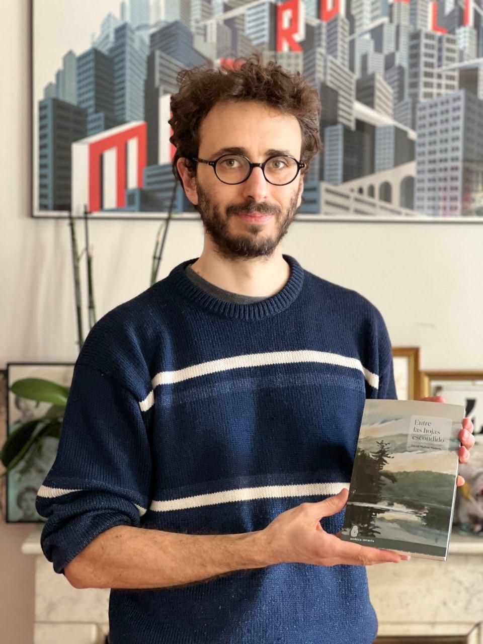 Muñoz Mateos junto a su novela 'Entre hojas escondido'.