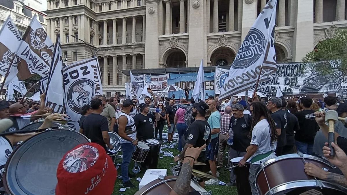Con fuerte respaldo de la CGT, los judiciales marcharon contra el traspaso de la Justicia laboral a la Ciudad