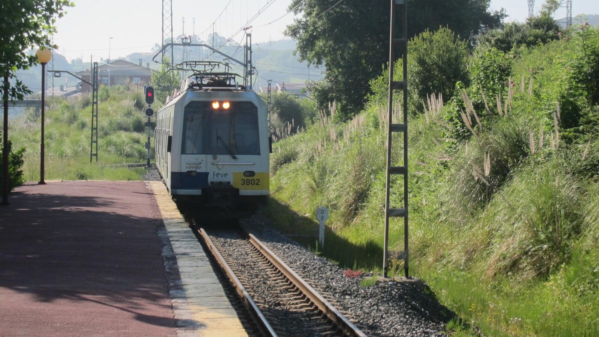 Un tren llegando a una estación.