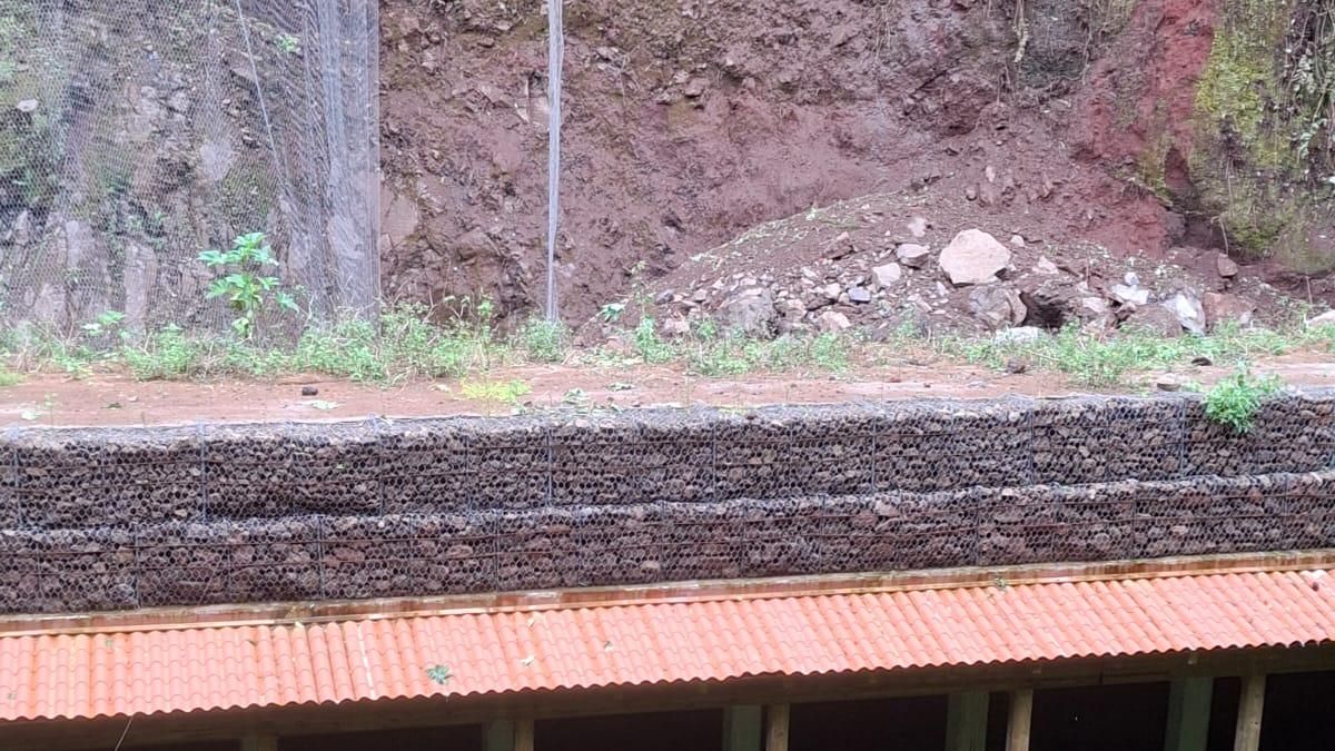 Las falso túnel en Los Tilos y las mallas protectoras   frenan importantes desprendimientos