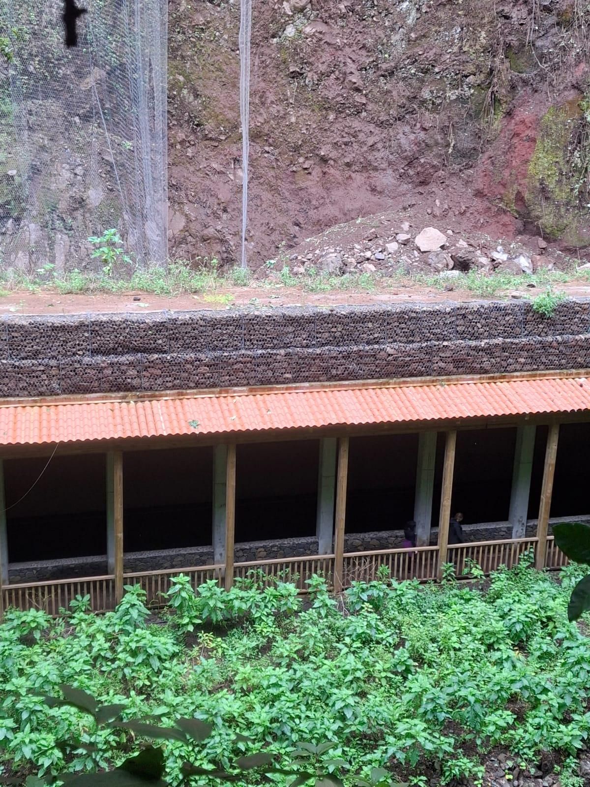 En imagen, escombros de los desprendimientos caídos sobre el falsos túnel construido en la zona de acceso a Los Tilos  y las mallas protectoras instaladas en el talud.