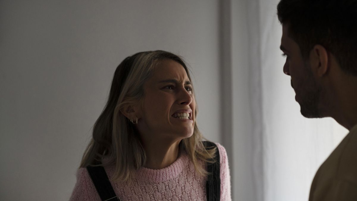 Un conflicto vivido en el trabajo puede trasladarse a una discusión de pareja, desplazándose de una escena a otra.