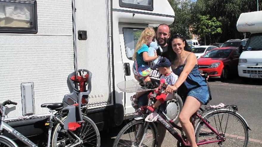 Samuele posa con su familia delante de su autocaravana.