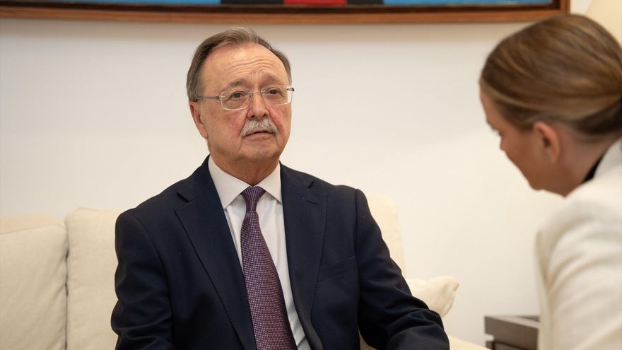 El presidente de Ceuta, Juan Jesús Vivas (i), junto a la presidenta de Balears, Marga Prohens.
