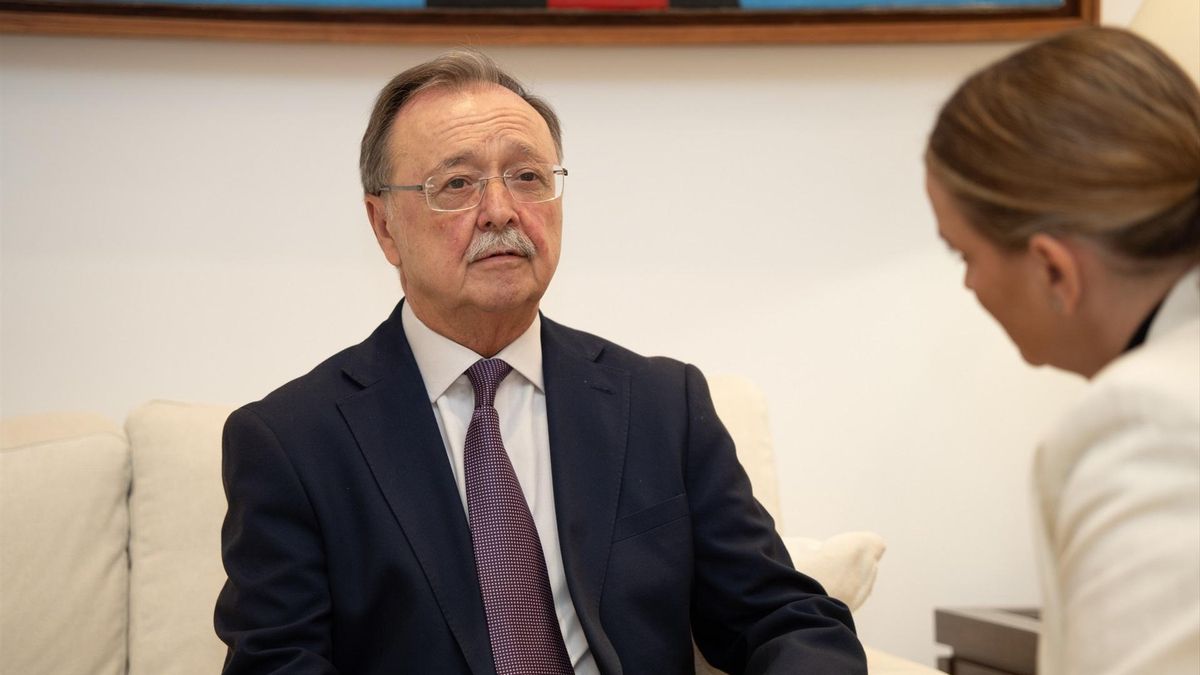 El presidente de Ceuta, Juan Jesús Vivas (i), junto a la presidenta de Balears, Marga Prohens.