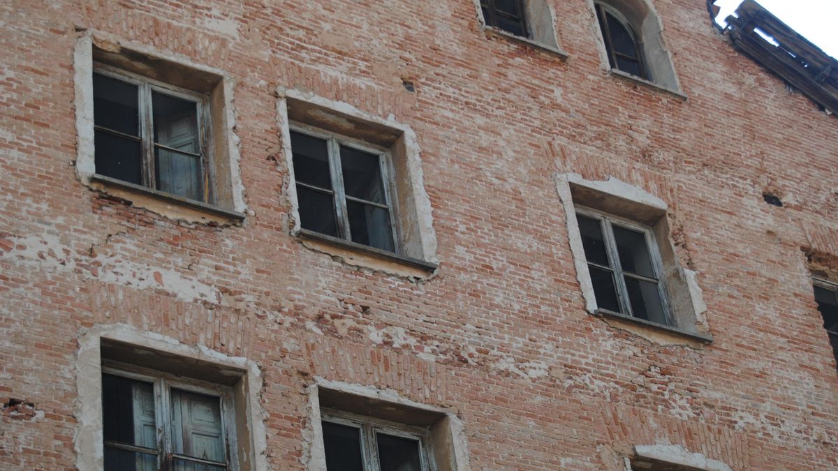 Detalle de las ventanas en mal estado de la fachada de la Antigua Cárcel de Mujeres de Alcalá