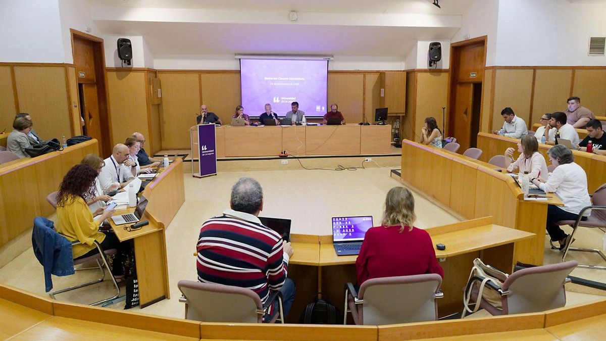 El claustro de la ULL, reunido este viernes.