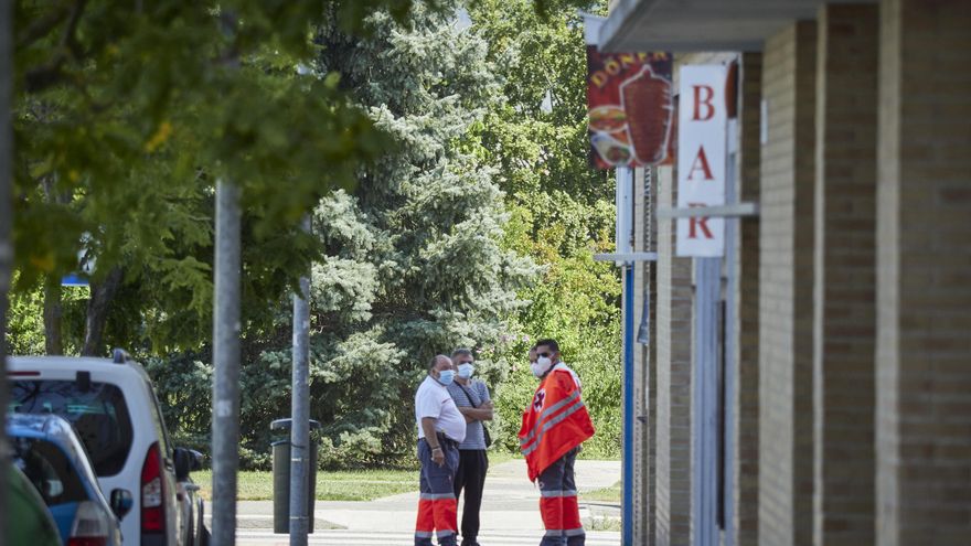 Un médico en una calle.