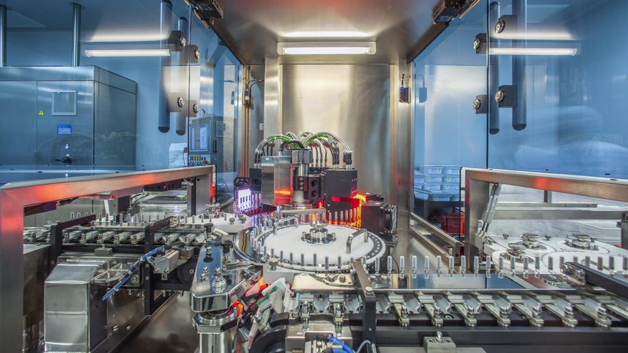 Maquinaria para el llenado de medicamentos inyectables de la fábrica de Rovi