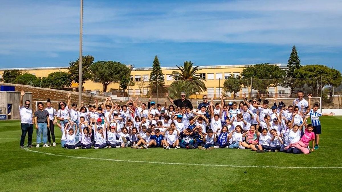 Cien escolares del CEIP Pérez Zamora participan en la décimo séptima sesión del proyecto ‘CD Tenerife: Seña de identidad’