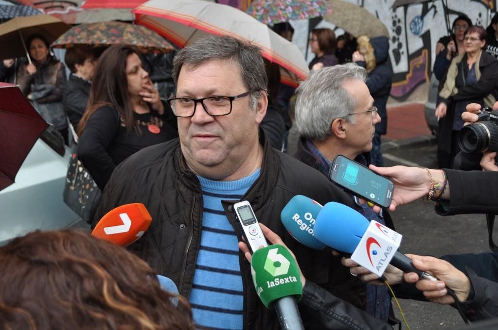 Joaquín Sánchez, 'el cura de la PAH', dando la bienvenida a los manifestantes
