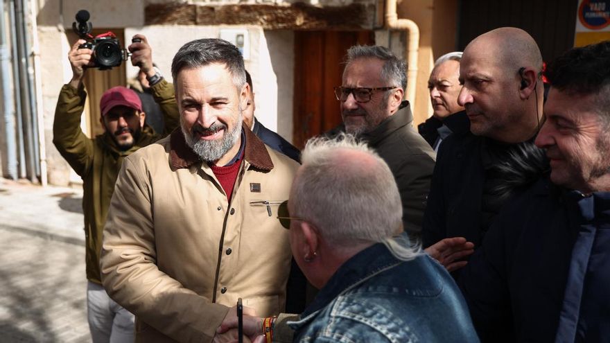 Santiago Abascal atiende a los medios de comunicación en Peñafiel, Valladolid.