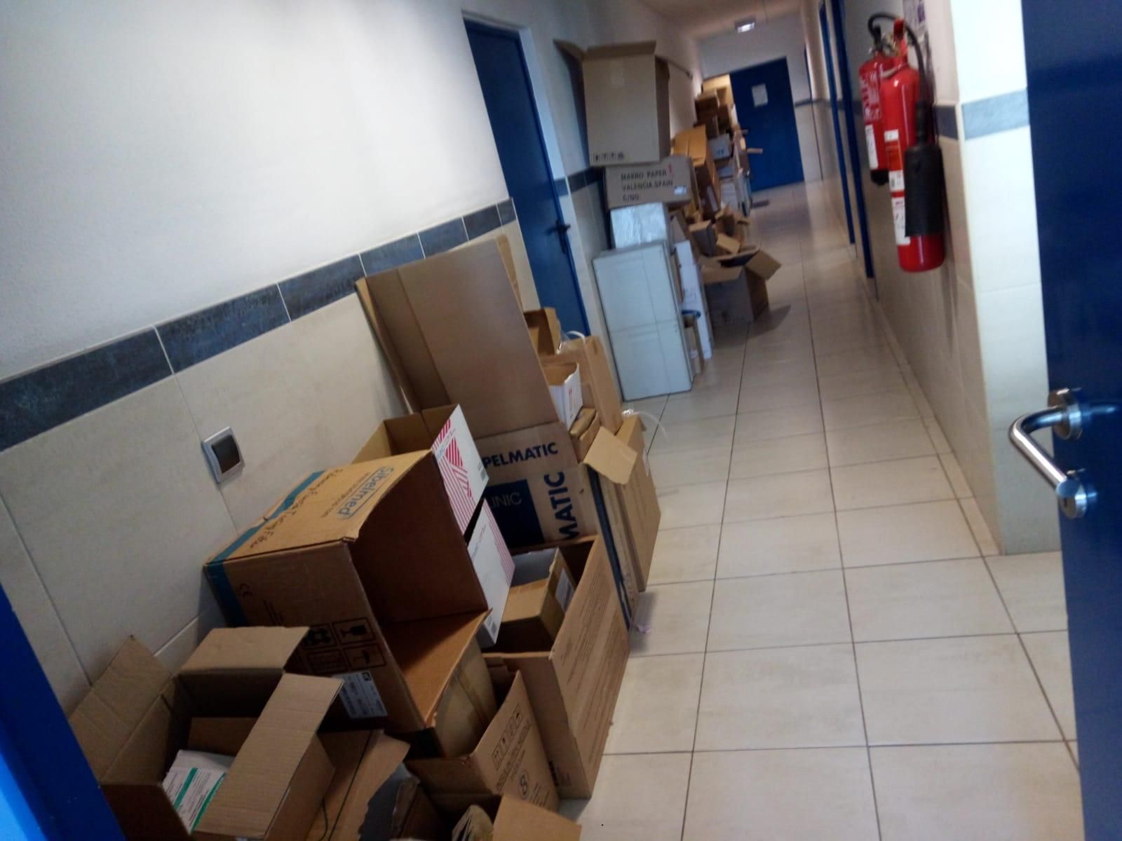 Basura acumulada en los pasillos de un centro de salud de Tenerife