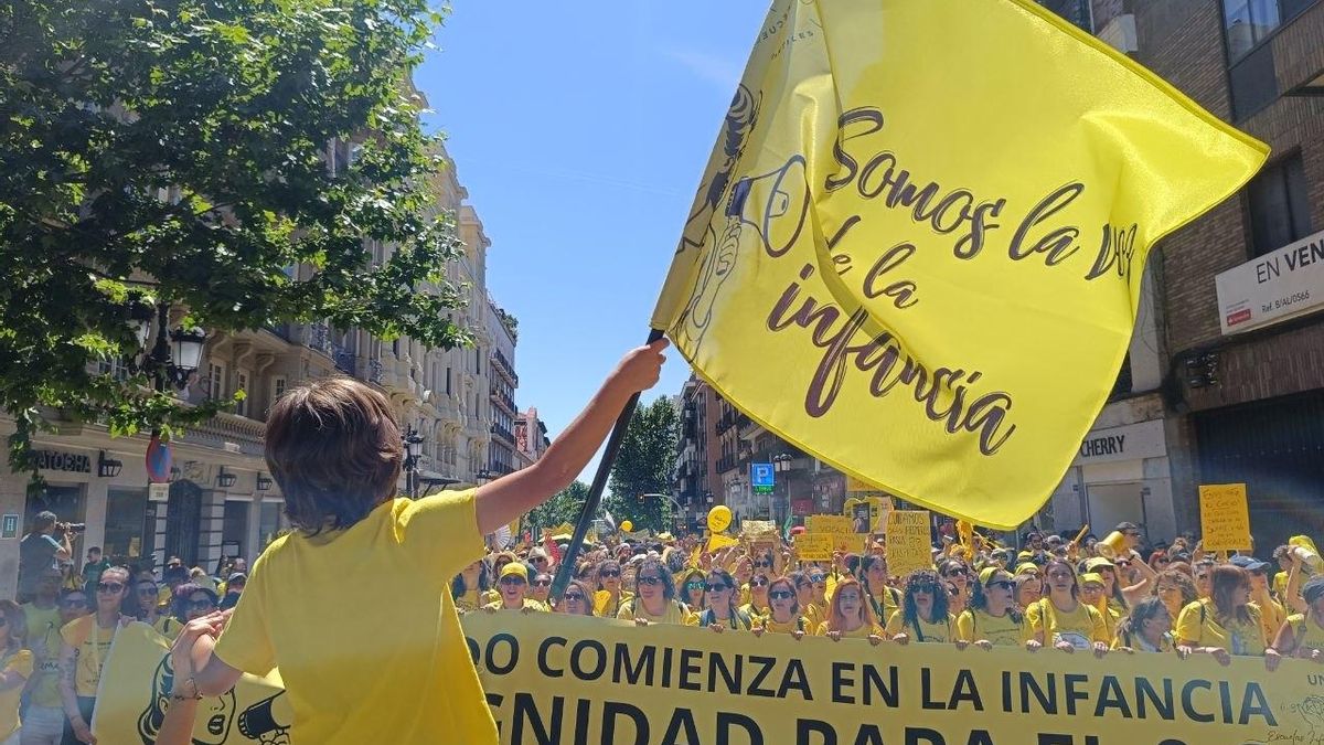 Un niño enarbola una bandera frente a la cabecera de la manifestación de este sábado.