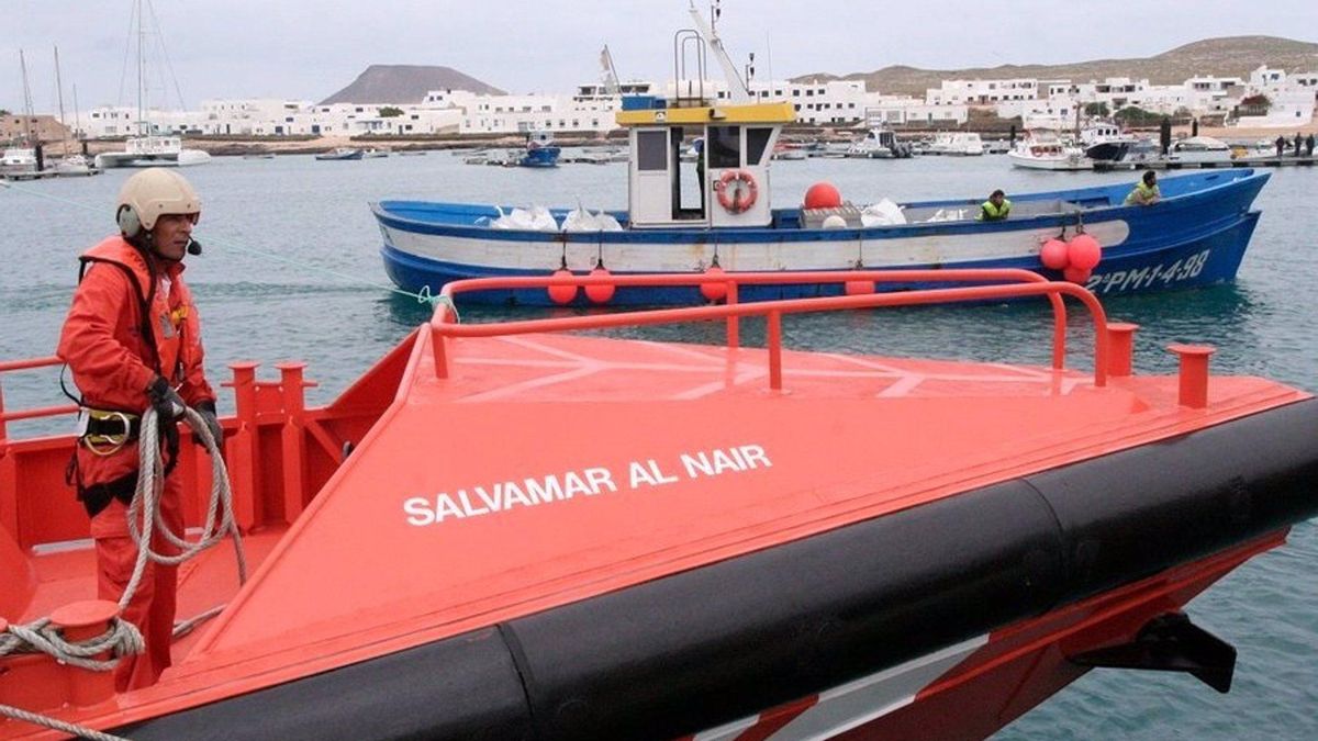 Rescatadas 22 personas de origen subsahariano de una zodiac que quedó a la deriva al este de Lanzarote