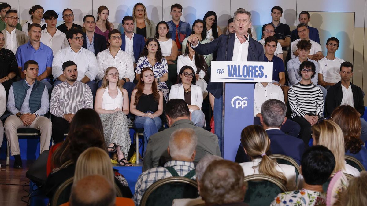 El presidente del PP, Alberto Núñez Feijóo interviene durante un acto político en Las Palmas de Gran Canaria en su campaña previa al Congreso Nacional que va a celebrar su partido del 4 al 6 de julio en Madrid. EFE/ Elvira Urquijo A