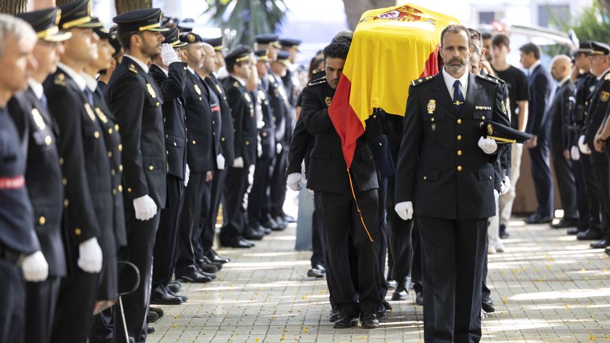 Policías despiden a Antonio, el subinspector muerto al chocar con unos fugitivos en Málaga