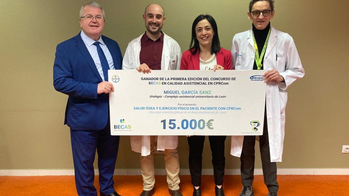 El doctor Miguel García Sanz, entre otros del Hospital de León, portando la beca premiada.