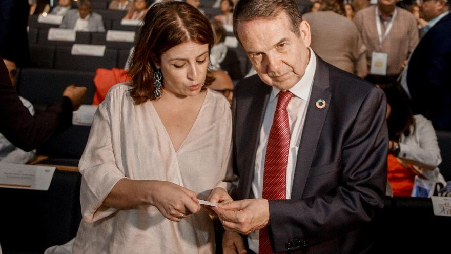 La portavoz parlamentaria del PSOE, Adriana Lastra, junto al alcalde de Vigo, Abel Caballero.