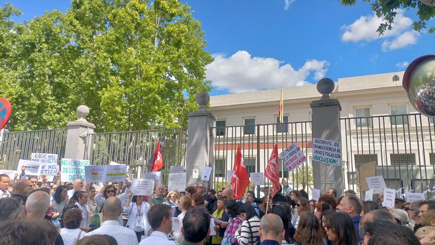 Investigadoras e investigadores exigen al Gobierno un mejor plan para la cotización de sus becas: "Nunca se nos ha valorado"