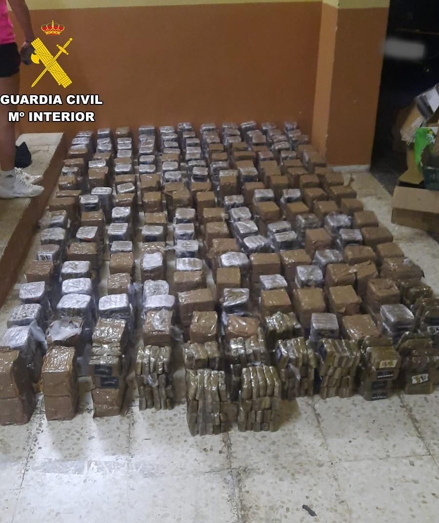 Fardos de hachís encontrados en el furgón.