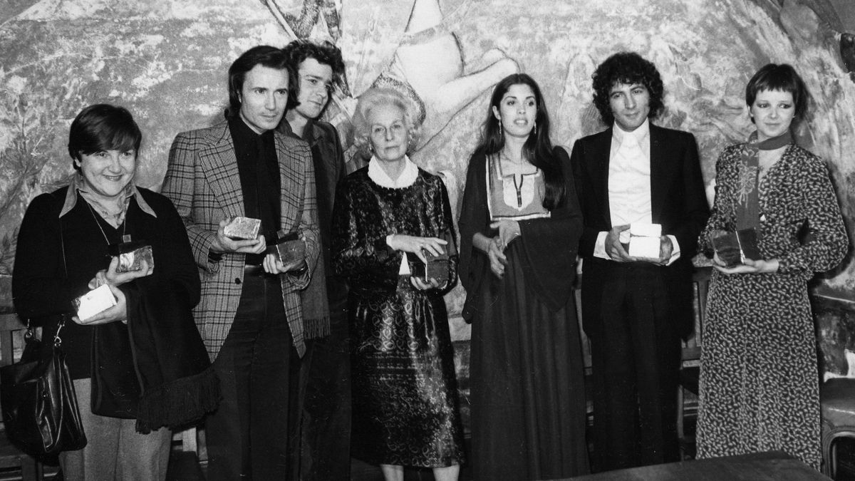 Felicidad Blanc, en el centro de la foto, con el premio Fotogramas de Plata en febreo de 1977 por 'El desencanto'