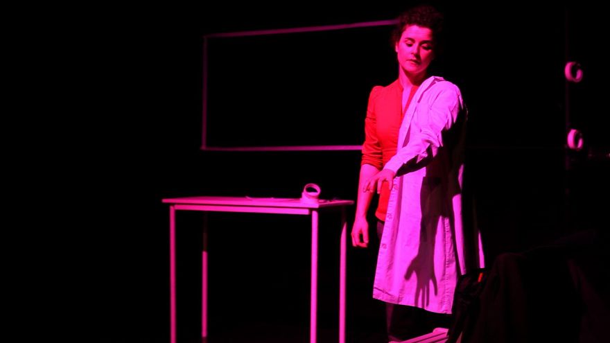 Un momento de la representación de la obra 'Desencadenarte' sobre las cadenas de trabajo doméstico femenino.